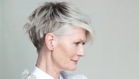 Tinta addio: voglio i capelli grigi naturali