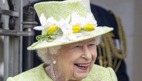 Elisabetta, prima uscita senza mascherina dopo la seconda dose di vaccino