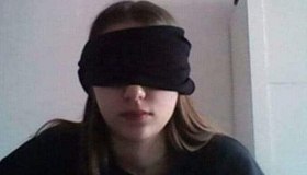 Studentessa bendata, i genitori difendono la prof: “I ragazzi copiano”