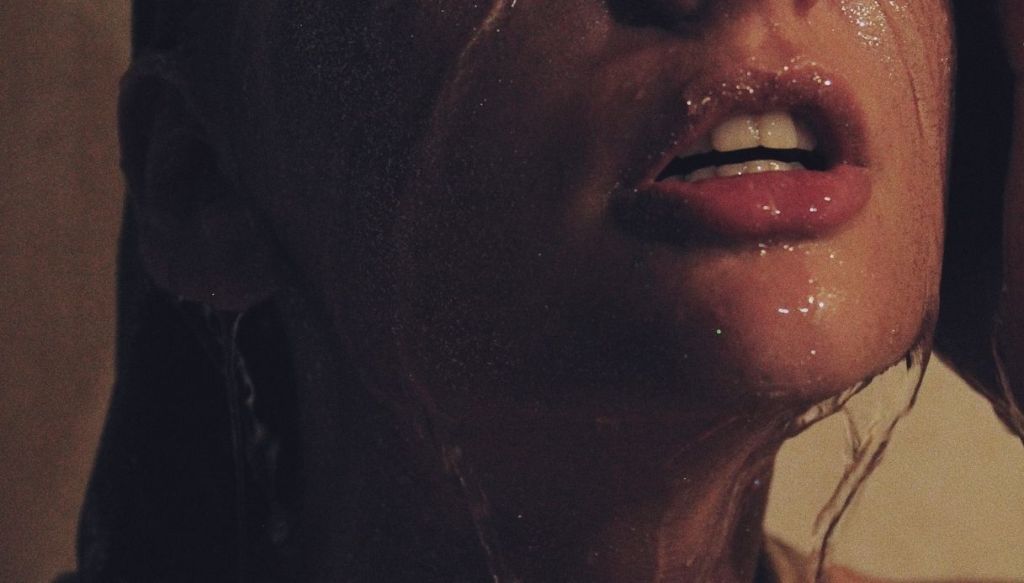 labbra donna doccia acqua sul viso