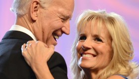 Jill Biden, l’abito simbolo dell’unità degli USA è un messaggio al mondo intero
