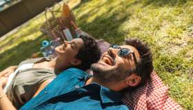 Attività da fare all’aria aperta per adulti e bambini: idee e accessori