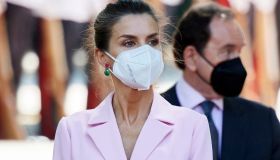 Letizia di Spagna, trionfo di eleganza in rosa confetto