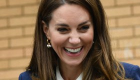 Kate Middleton, una favola in blu: camicia a pois e pantaloni palazzo da 45 euro