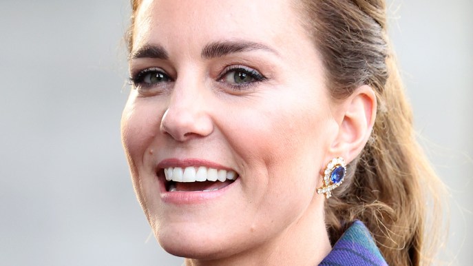 Kate Middleton, il trench in tartan è una meraviglia e il blazer verde lo vogliono tutte