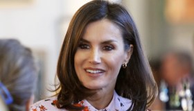 Letizia di Spagna trasforma l’abito a fiori in must have, effetto slim