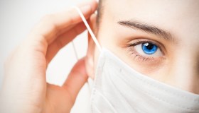 Mascherine sul viso, come proteggere la pelle in vista dell’estate