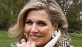 Maxima d’Olanda, il maxi look per i 50 anni e le foto ispirate a Kate Middleton