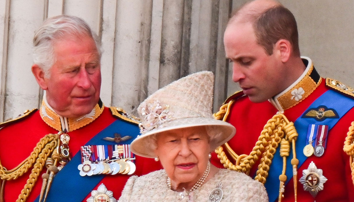 La Regina perde la pazienza con Carlo e difende Harry