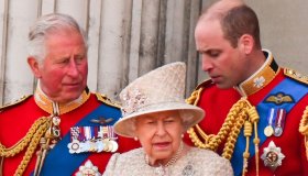 La Regina perde la pazienza con Carlo e difende Harry