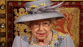 La Regina è sola in Parlamento: Carlo a un passo dal trono