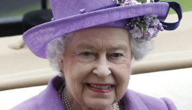 La Regina resta impassibile di fronte agli attacchi di Harry