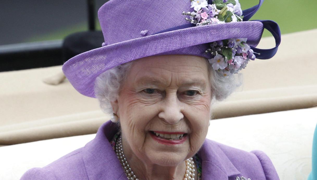 La Regina Elisabetta lancia le sue birre e omaggia il Principe Filippo