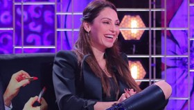 Anna Tatangelo a Venus Club: i leggings in pelle che solo lei può indossare