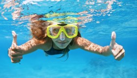 Come imparare a nuotare e superare la paura dell’acqua alta