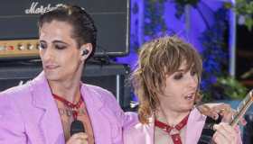 Måneskin, il bacio di Damiano e Thomas è una lezione bellissima