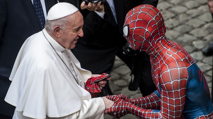 Il Papa abbraccia Spiderman, che regala sorrisi ai bambini malati