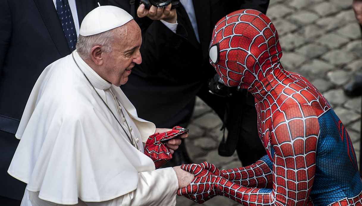 Il Papa abbraccia Spiderman, che regala sorrisi ai bambini malati