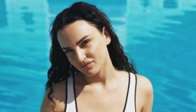 Arisa in costume bianco su Instagram è strepitosa