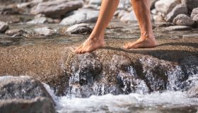 Barefooting: tutti i benefici di camminare scalzi