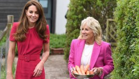Kate Middleton sfida Jill Biden con il tubino fucsia