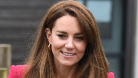 Kate Middleton, l’abito fucsia da 1.311 euro fa impallidire il blazer di Jill Biden