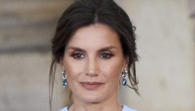 Letizia di Spagna, l’abito celeste da Regina svela i muscoli scolpiti