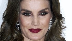 Letizia di Spagna accende la festa di San Giovanni: abito rosso made in Italy
