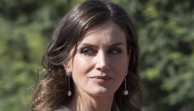 Letizia di Spagna osa con borchie e pitone ma l’abito bianco è un tocco di classe