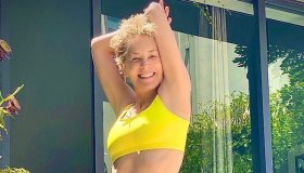 Sharon Stone in bikini giallo a 63 anni: favolosa