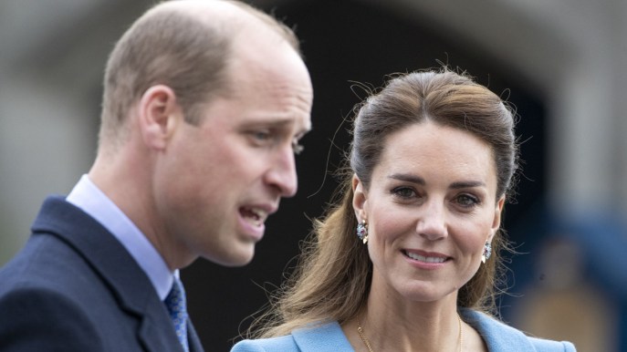 William compie 39 anni: Harry escluso dalle foto di famiglia e Kate Middleton tace