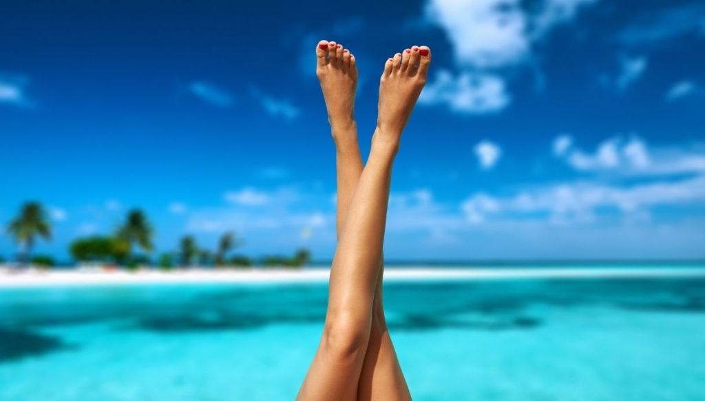 paesaggio mare acqua cristallina gambe abbronzate donna