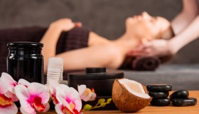 Asciugamano arrotolato sotto il collo: benefici e funzioni