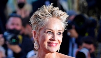 Cannes 2021, Sharon Stone irresistibile: capello corto spettinato e tripudio di fiori