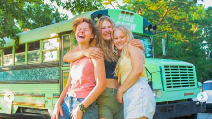 Tradite dallo stesso uomo, tre ragazze comprano uno scuolabus e viaggiano per il mondo