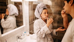 Le cattive abitudini in bagno sono causa di divorzio: come cambiarle