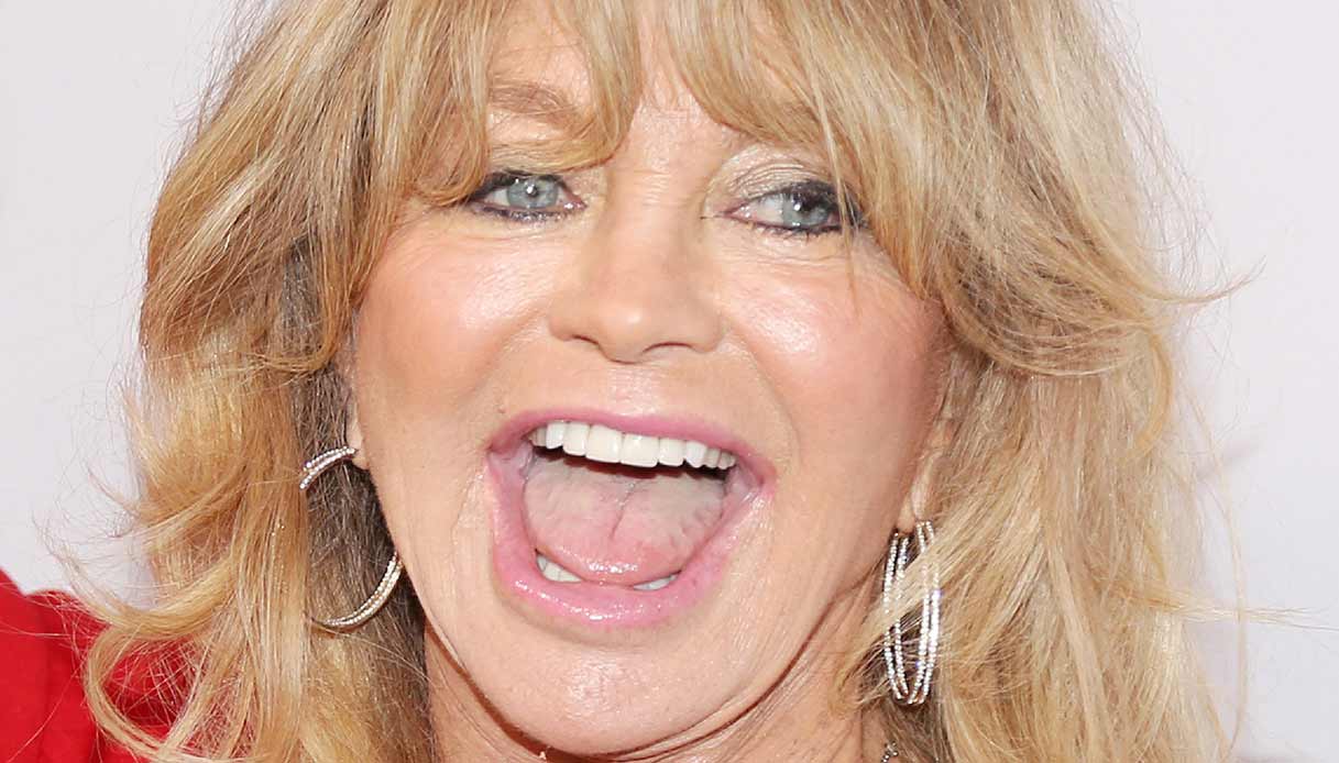 Goldie Hawn, il ballo al mare a 75 anni conquista tutti