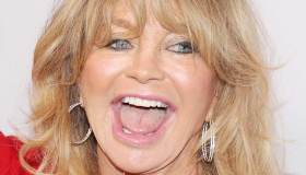 Goldie Hawn, il ballo al mare a 75 anni conquista tutti