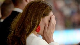 Kate Middleton tradita dall’emozione con George. Ma il blazer bianco è memorabile