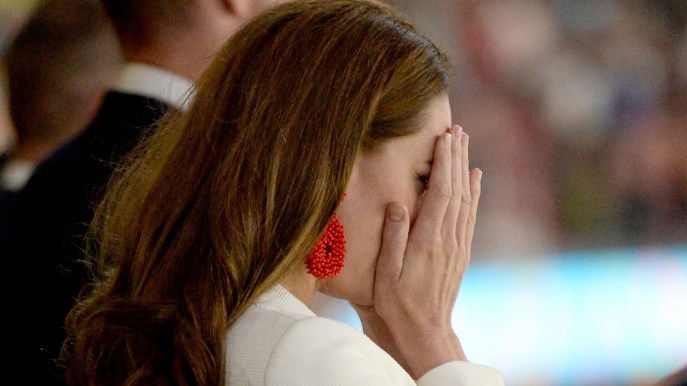 Kate Middleton tradita dall’emozione con George. Ma il blazer bianco è memorabile
