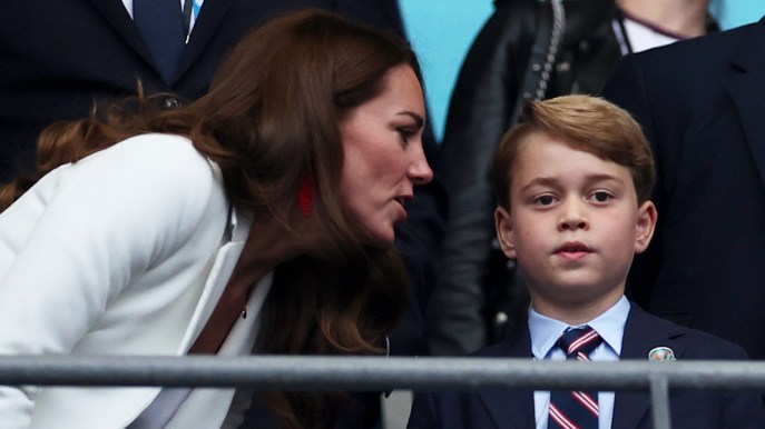 Kate Middleton vieta a George la maglia dell’Inghilterra. E lui si consola con William