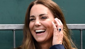 Kate Middleton torna a Wimbledon: blazer blu e gonna a pois di tendenza