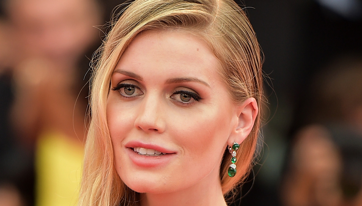 Kitty Spencer rompe il silenzio sulle sue nozze. L’assenza del padre resta imbarazzante