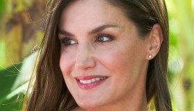 Letizia di Spagna: top-lingerie e zeppe per incontrare le compagne di Leonor