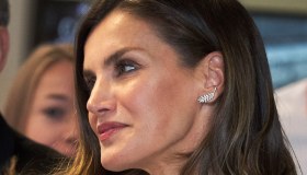 Letizia di Spagna recupera l’abito a pois con lo spacco sbarazzino