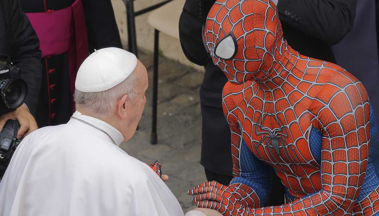 Francesco di Carapelle vestito da Spider-Man porta il sorriso ai bambini