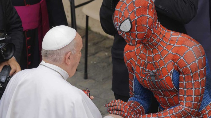 Il Papa abbraccia Spiderman, che regala sorrisi ai bambini malati