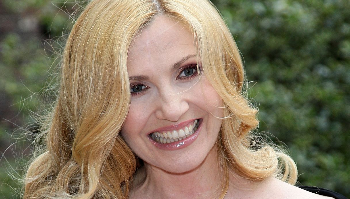 Lorella Cuccarini compie 56 anni: festeggiamenti al mare in splendida forma