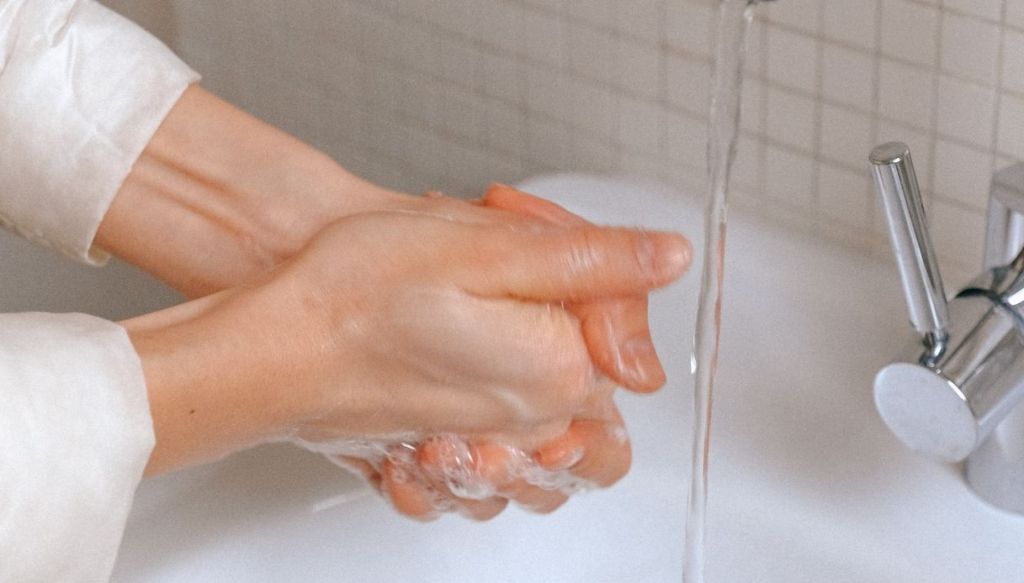 donna lava mani lavandino bagno lavarsi le mani
