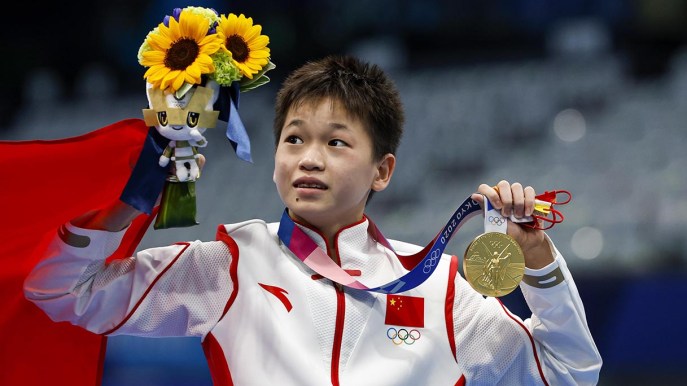 Vince l’oro alle Olimpiadi per pagare le cure alla mamma: la favola reale di Quan Hongchan